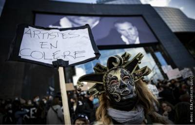 Парижане вышли на акцию протеста против закрытия объектов культуры