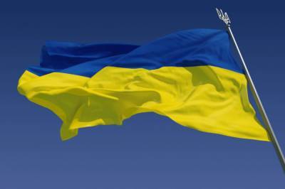 Самый большой государственный флаг Украины над Киевом заменили на "зимний"