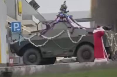 БТР вместо санок: по Киеву на военной машине рассекали Деды Морозы, забавное видео
