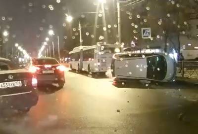 Белая иномарка перевернулась на перекрёстке в Кировском районе