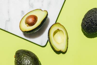 Сохраняет молодость кожи и богатый витаминами: интересные факты об авокадо