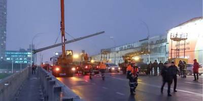 Появилось видео «синхронного» падения столбов на Шулявском мосту