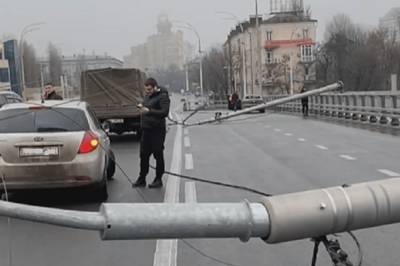 Появилось видео момента синхронного падения столбов на Шулявском мосту