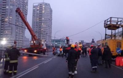 Падение электроопор на Шулявском мосту: появилось видео