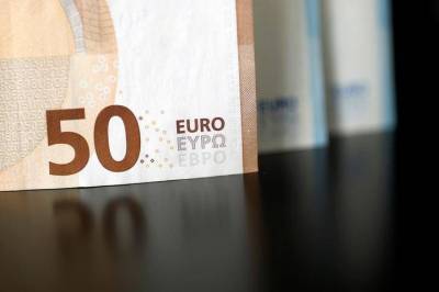 Средний курс евро со сроком расчетов "завтра" по итогам торгов на 19:00 мск составил 89,3067 руб.