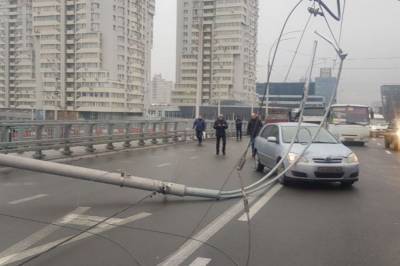 Момент падения трех столбов на Шулявском мосту в Киеве попал на видео