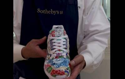 На аукционе Sotheby's продают фарфоровые кроссовки Adidas (ВИДЕО) - Cursorinfo: главные новости Израиля