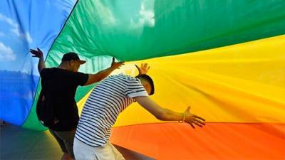 Мать - женщина, отец - мужчина: Венгрия запретила усыновление однополым парам