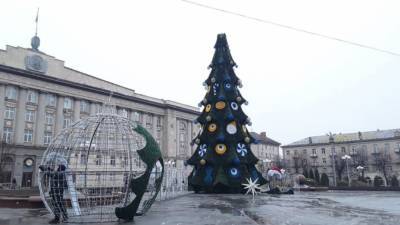 Главную елку в украинских Черкассах украсили «оком сатаны»