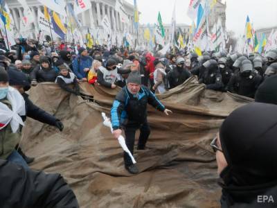 Рада приняла бюджет и продлила закон об особом статусе Донбасса, в Киеве произошли столкновения ФОПов и полиции. Главное за день