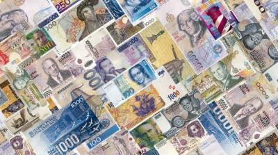 Парень коллекционирует деньги со всего мира - найдете белорусские рубли?