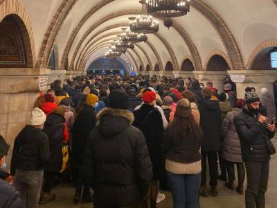 Центральные станции метро в Киеве более пяти часов проверяли на "минирование", в подземке была давка