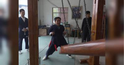 Железная промежность: 65-летний мастер кунг-фу выдерживает удары в пах 40-килограммовым бревном