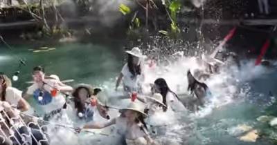 Десятки участниц конкурса красоты упали в воду при обрушении моста