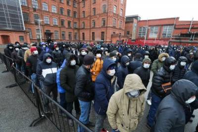 Количество мигрантов в России сократилось почти в два раза