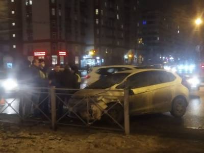 В ДТП на проспекте Ветеранов перевернулось авто