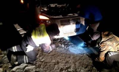 На тюменской трассе полицейские помогли водителю, у которого сломалась машина