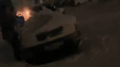 На Сахалине поджигатели заблокировали дверь дома и запалили машину во дворе