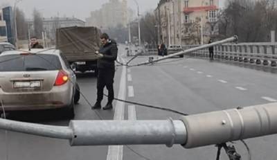На Шулявском мосту в Киеве столбы освещения упали прямо на автомобили