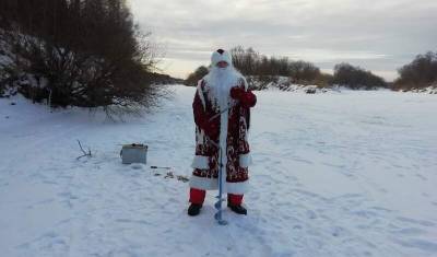 Тюменского Деда Мороза заметили за рыбалкой