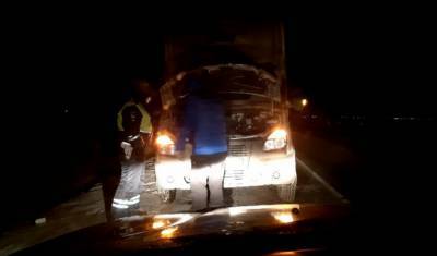 В Тюмени дорожные инспекторы помогли водителю сломавшегося автомобиля