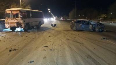 В Челябинске неуправляемая иномарка врезалась в маршрутный ПАЗ. Есть пострадавшие