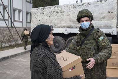 Российские миротворцы раздали гумпомощь жителям Мартакерта