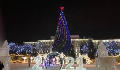 В Уфе на Советской площади зажгли пиксельную ёлку за 12 миллионов рублей
