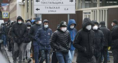 Число мигрантов в России сократилось почти вдвое