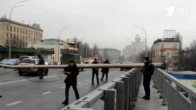 На Шулявском мосту в центре Киева столбы освещения рухнули прямо на проезжую часть и машины