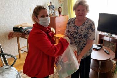 Нуждающиеся петербуржцы получили 48 тысяч гуманитарных наборов