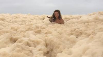 Берег Австралии покрылся огромным слоем пены - видео