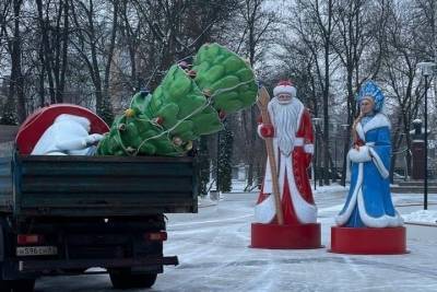 В Верхнем горпарке начали устанавливать фигуры Деда Мороза и Снегурочки