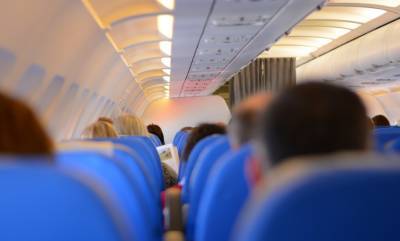 Пассажиров самолета, отказавшихся надеть маску, отсадят
