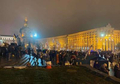 Сотни протестующих провели ночь на Майдане