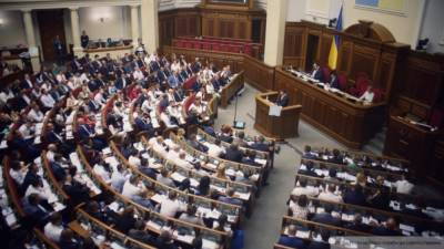 Журналисты застали депутатов Рады за нестандартными делами на заседании