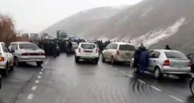 "О наших солдатах забыли": возмущенные жители Ширака перекрыли дорогу Гюмри-Бавра — видео