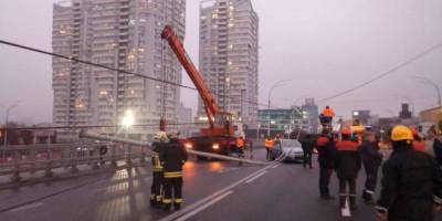 Падение столбов на Шулявском мосту: последствия аварии ликвидировали до поздней ночи