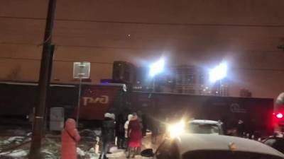Жители ЖК на Пулковском шоссе больше часа стояли в пробке из-за преградившего путь поезда