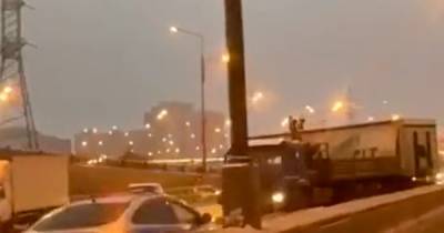 Два грузовика столкнулись на МКАД, создали огромную пробку и попали на видео