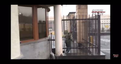 Родители без вести пропавших солдат: некоторые прорвались к зданию МО, минуя КПП. Видео