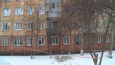 В пятиэтажке Красноярска устраняют последствия взрыва