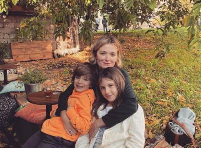 Дети Надежды Михалковой повеселились у наряженной елки