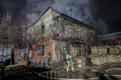 В Киеве ночью горело админздание: есть погибшие (фото)