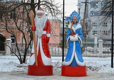 В Наташином парке появились фигуры Деда Мороза и Снегурочки