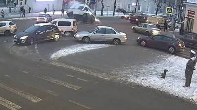 В Калуге скорая помощь упала на бок после столкновения с такси. Видео