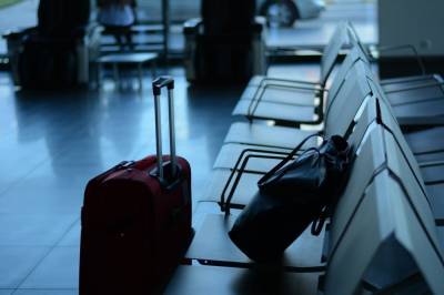 В херсонском аэропорту грузчики воровали багаж и сдавали его в ломбард