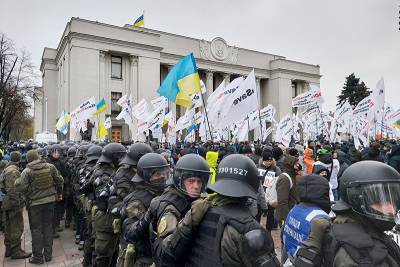В Киеве митинг против COVID-ограничений перерос в столкновения с полицией