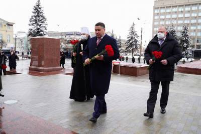 Губернатор Игорь Руденя возложил цветы к стеле «Город воинской славы»