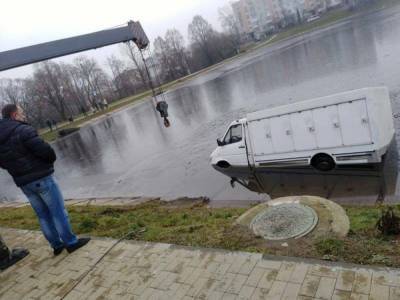 На Львовщине водитель микроавтобуса не справился с управлением и въехал в озеро: фото